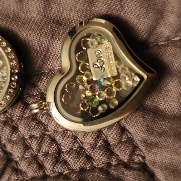 2 Pendants that open and hold small items in side - Picture 4 of 10